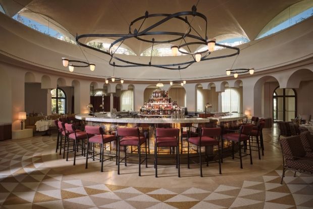 Tο κυκλικό bar κυριαρχεί στην καρδιά του «Byzantino Grande Brasserie»