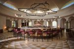 Tο κυκλικό bar κυριαρχεί στην καρδιά του «Byzantino Grande Brasserie»