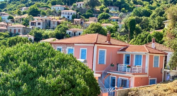 Το «Προμύρι color house» της Ιωάννας Σταμούλου στο Νότιο Πήλιο (photo: Κική Τριανταφύλλη)