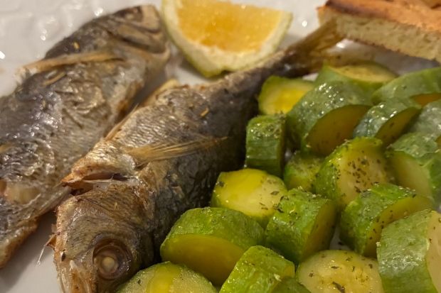 Μένουλες στον φούρνο και κολοκυθάκια βραστά (Κική Τριανταφύλλη)